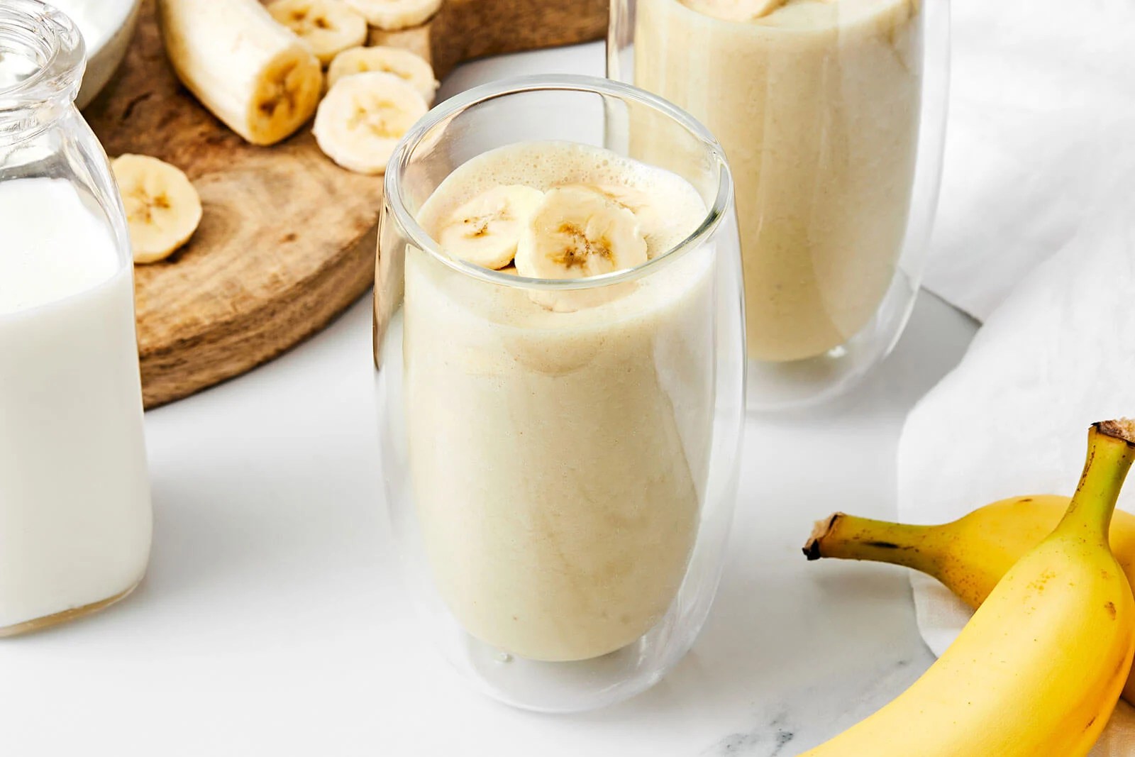 Easy Banana Smoothie (3 Ingredients!)